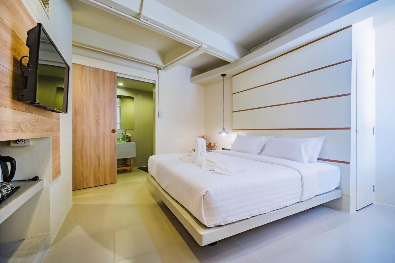 Hotel October Пхукет Екстер'єр фото