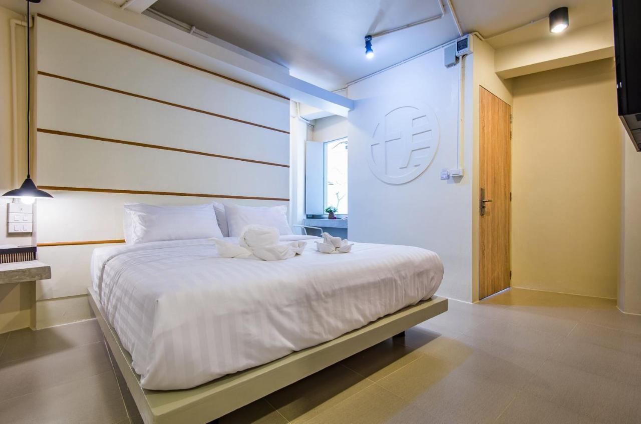 Hotel October Пхукет Екстер'єр фото