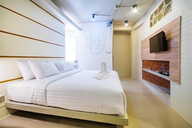 Hotel October Пхукет Екстер'єр фото