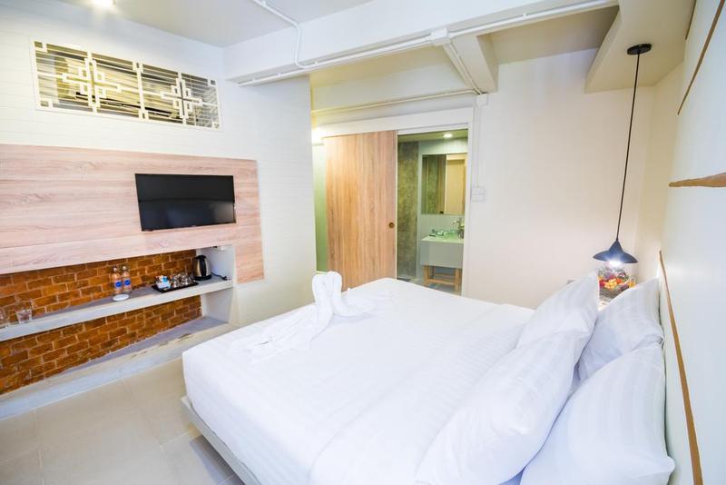 Hotel October Пхукет Екстер'єр фото