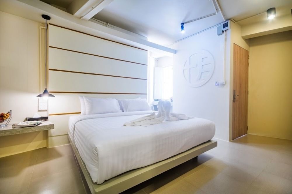 Hotel October Пхукет Екстер'єр фото