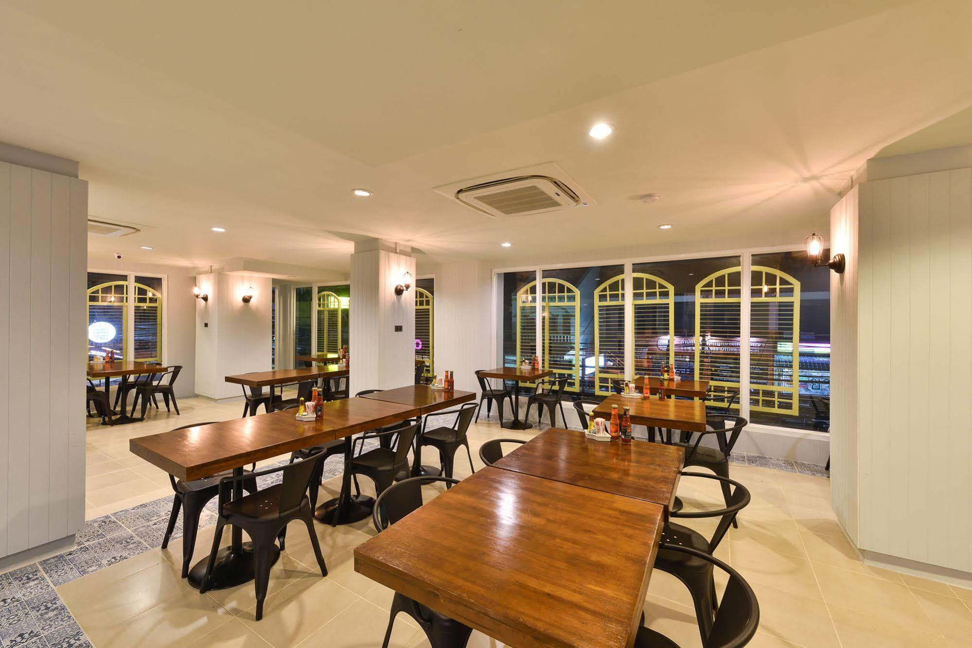 Hotel October Пхукет Екстер'єр фото