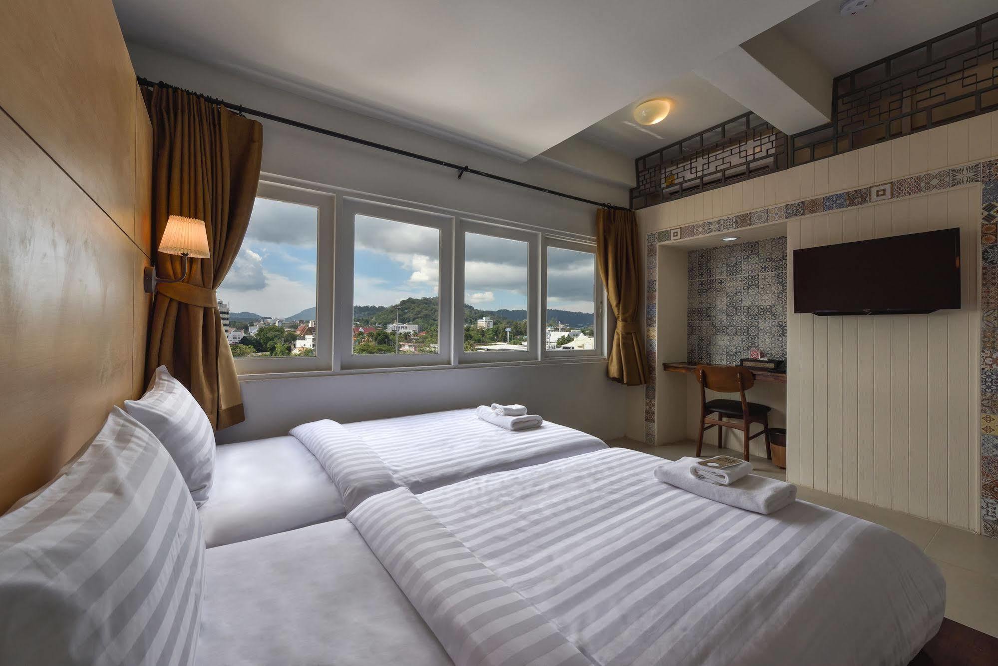 Hotel October Пхукет Екстер'єр фото