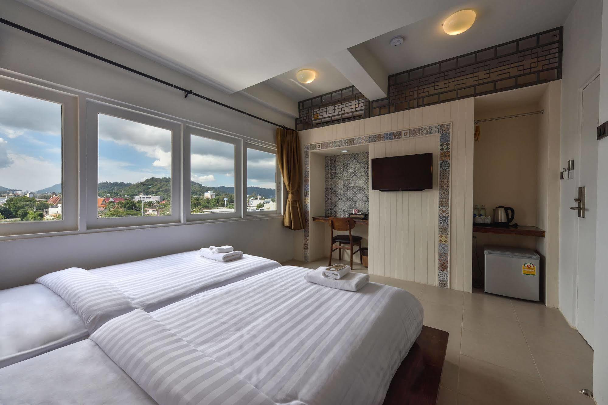 Hotel October Пхукет Екстер'єр фото