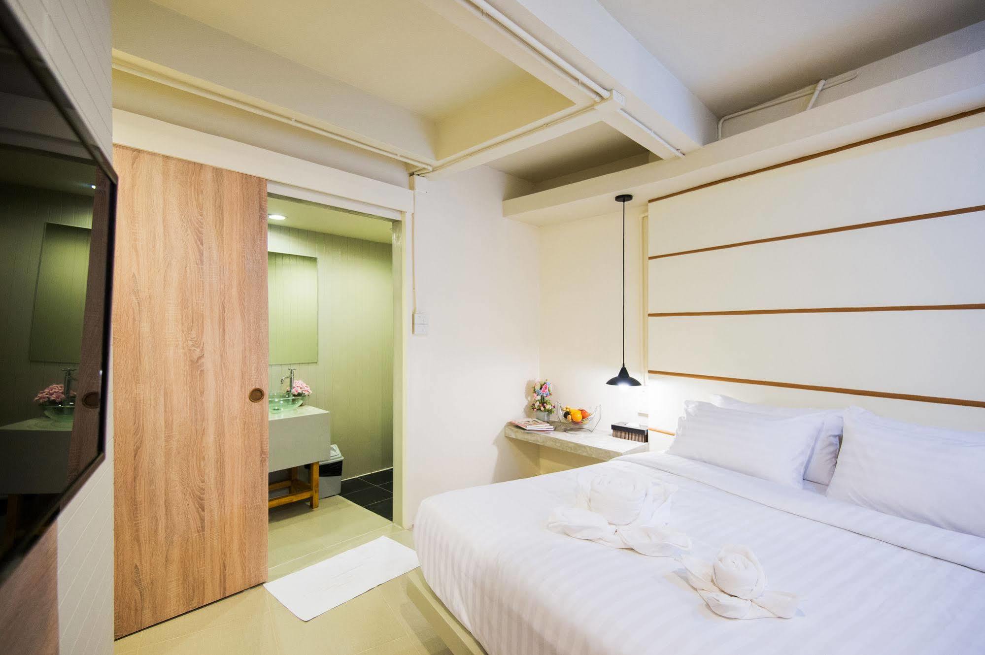 Hotel October Пхукет Екстер'єр фото