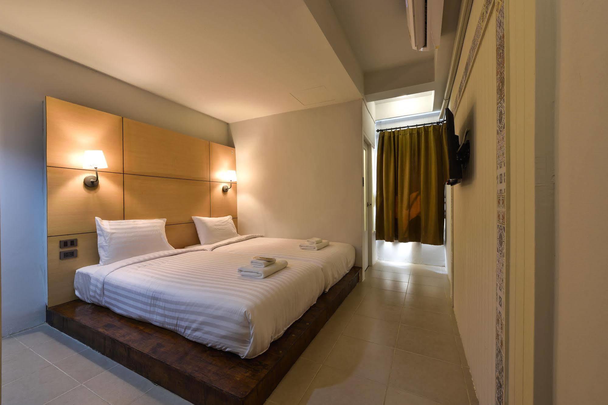 Hotel October Пхукет Екстер'єр фото