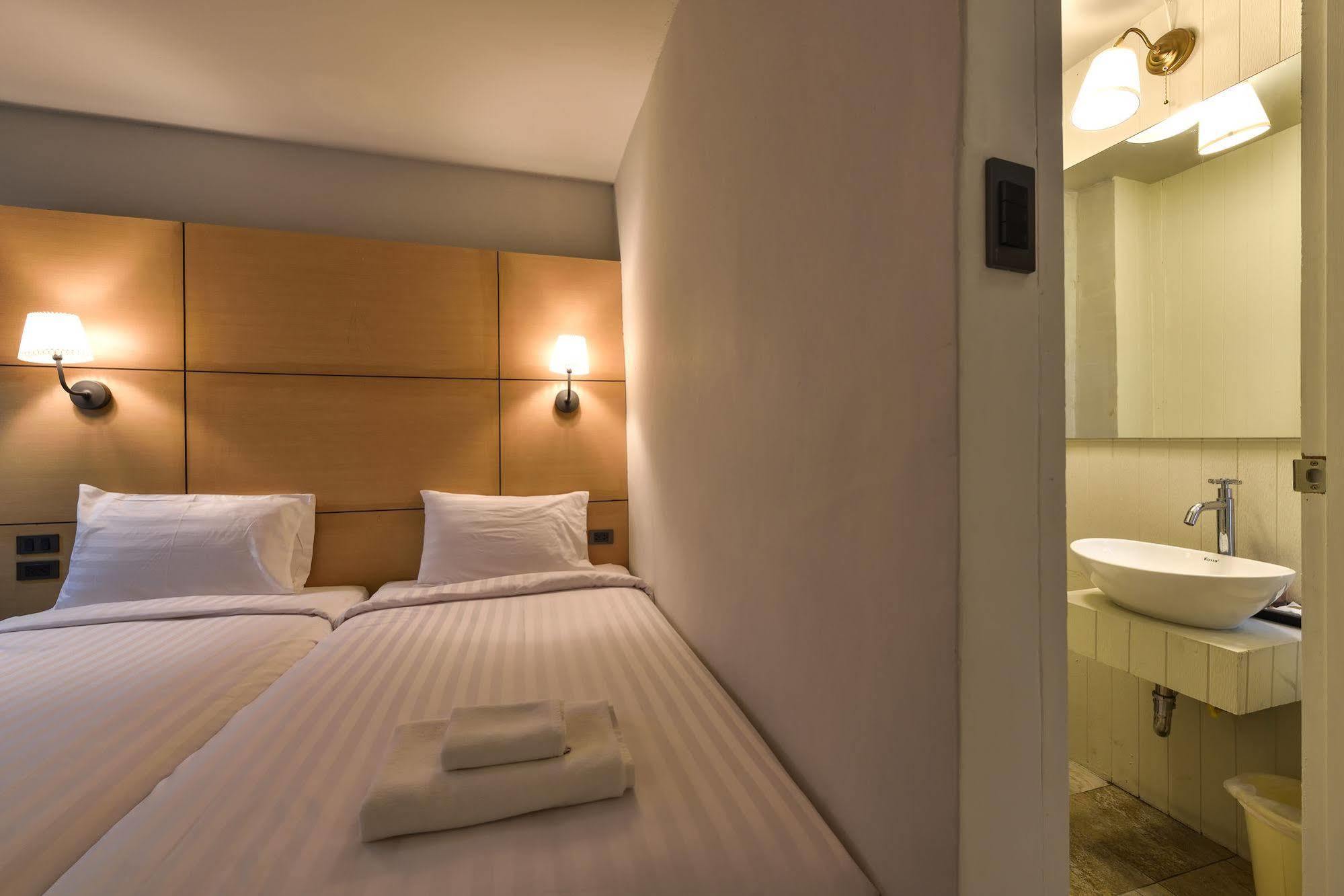 Hotel October Пхукет Екстер'єр фото