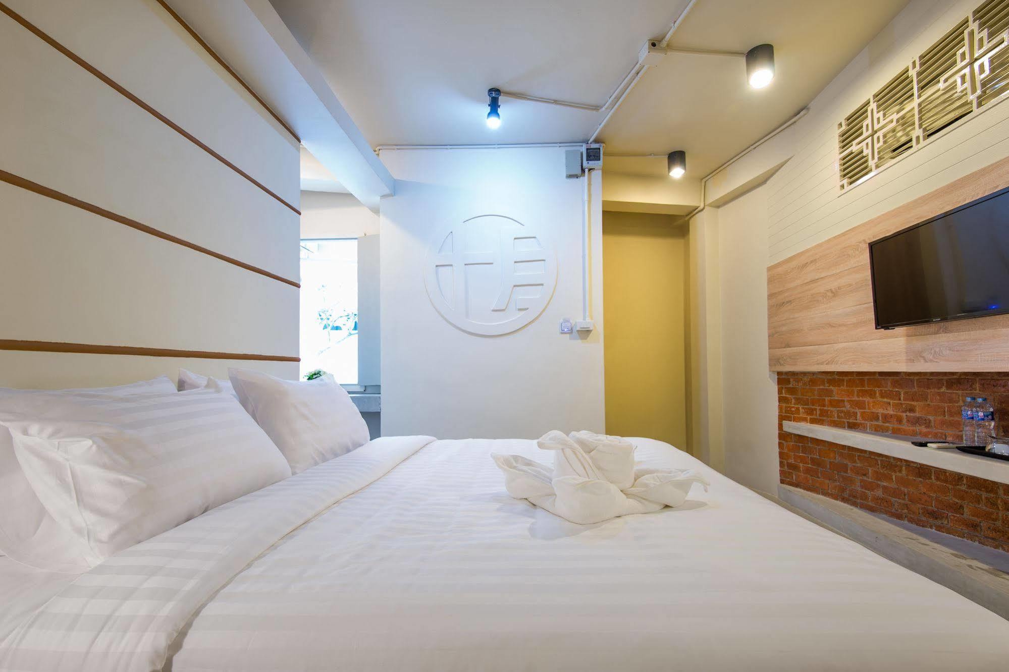 Hotel October Пхукет Екстер'єр фото
