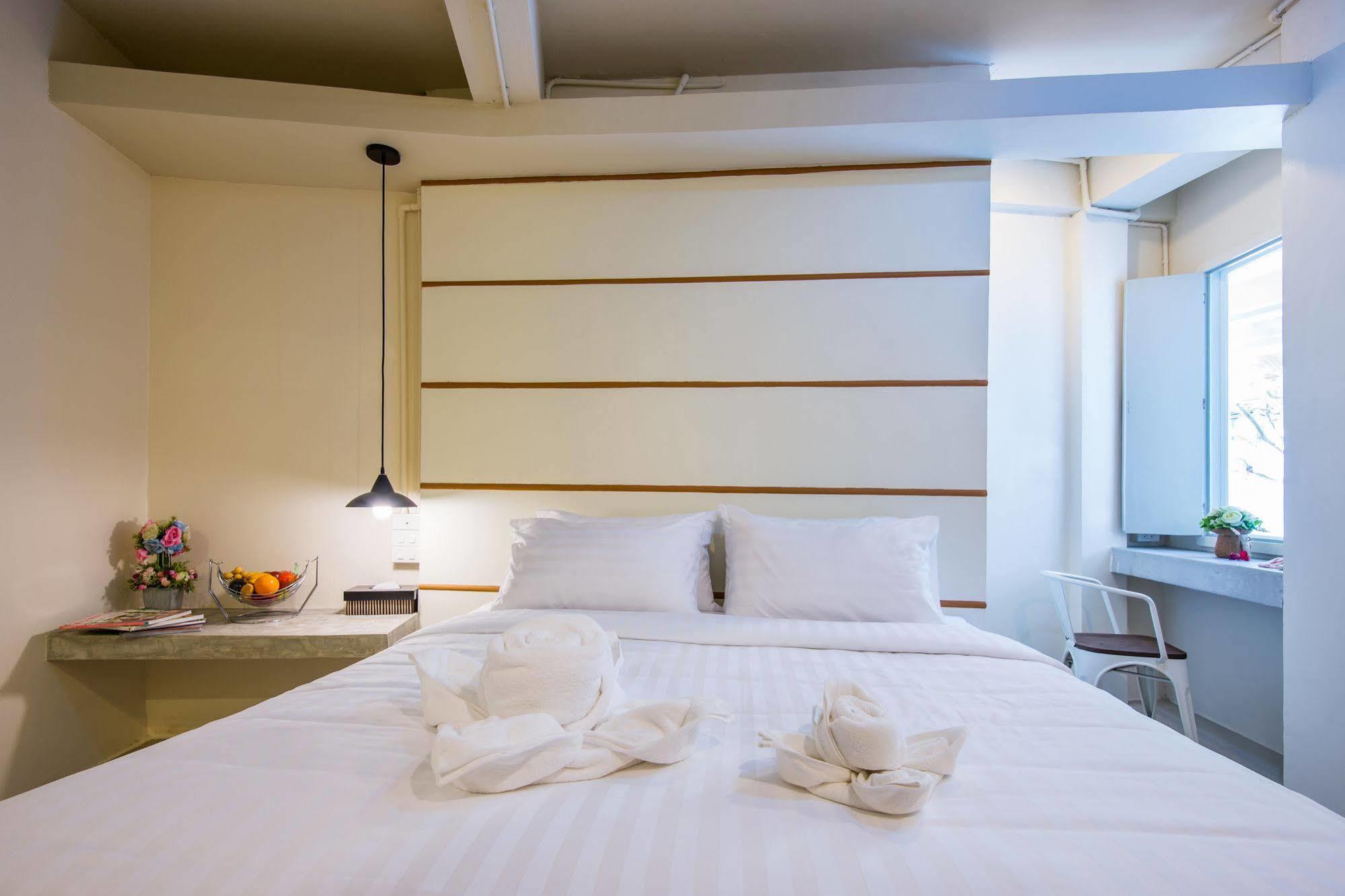 Hotel October Пхукет Екстер'єр фото