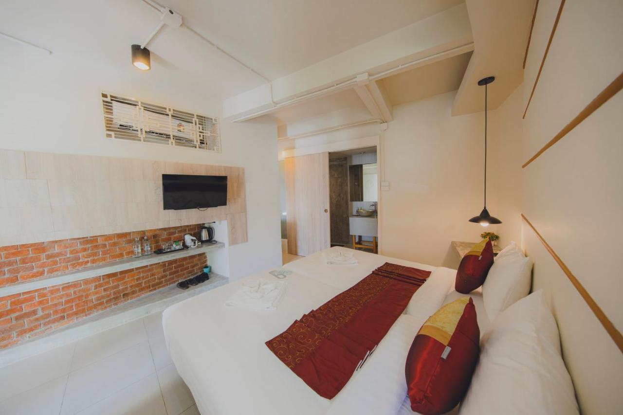 Hotel October Пхукет Екстер'єр фото