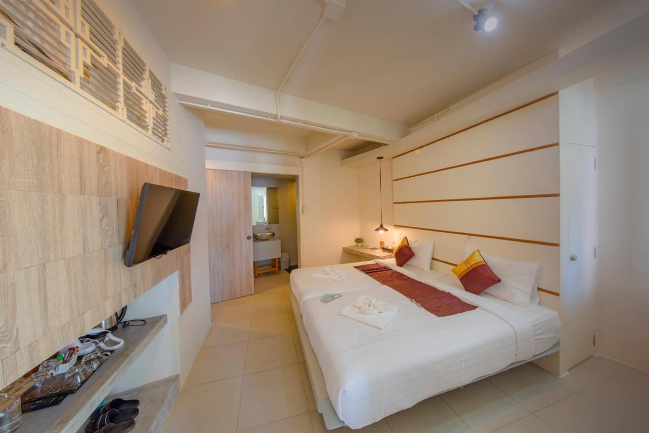 Hotel October Пхукет Екстер'єр фото