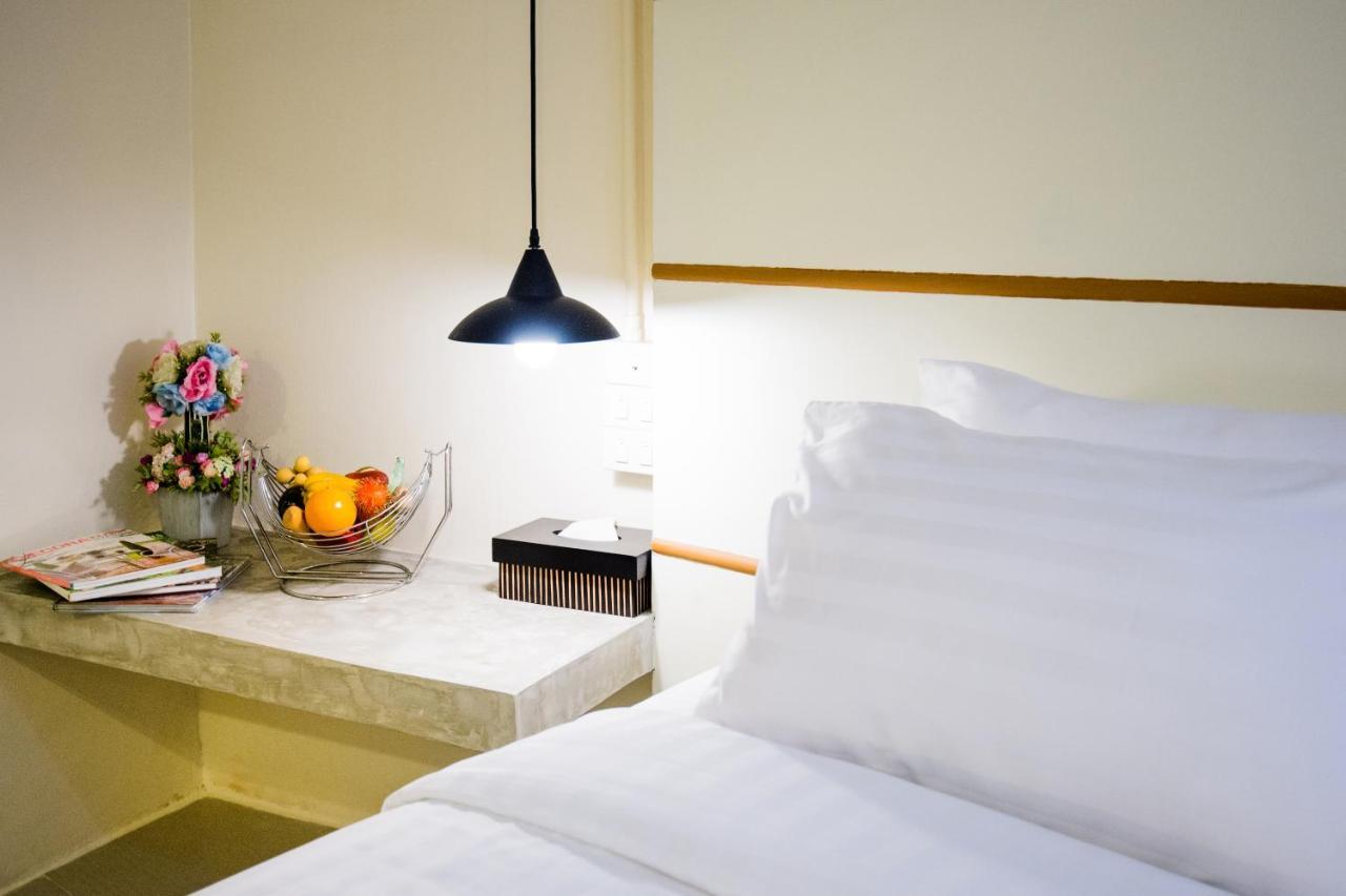 Hotel October Пхукет Екстер'єр фото